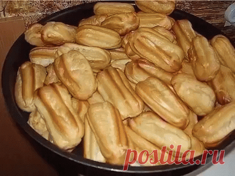 Готовим заварное тесто для вкусных эклеров
Продукты:
120 г муки
100 г сливочного масла
80 мл воды
4 яйца
1/2 ч.л. соли
Приготовление:
В кастрюлю влить воду и выложить масло, всыпать соль и растопить масло – смесь должна получиться однородной.
Сделать средний огонь, всыпать всю муку при очень интенсивном перемешивании продуктов, варить смесь до тех пор, пока масса не станет однородной, на дне кастрюли, когда основа готова, начнет образовываться сухая пленка из муки.
Снять кастрюлю с огня, остуд