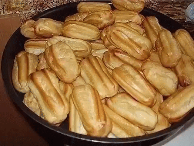Готовим заварное тесто для вкусных эклеров
Продукты:
120 г муки
100 г сливочного масла
80 мл воды
4 яйца
1/2 ч.л. соли
Приготовление:
В кастрюлю влить воду и выложить масло, всыпать соль и растопить масло – смесь должна получиться однородной.
Сделать средний огонь, всыпать всю муку при очень интенсивном перемешивании продуктов, варить смесь до тех пор, пока масса не станет однородной, на дне кастрюли, когда основа готова, начнет образовываться сухая пленка из муки.
Снять кастрюлю с огня, остуд