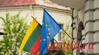 У здания парламента Литвы проходят протесты против правящей коалиции. У здания парламента Литвы проходят массовые протесты против правящей коалиции. Читать далее
