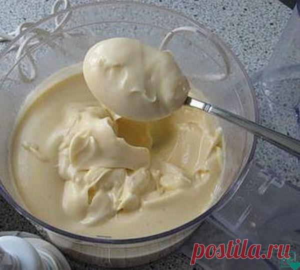 ОБАЛДЕННЫЙ МАЙОНЕЗ
Отличный вариант домашнего рецепта
ИНГРЕДИЕНТЫ:
 1 яйцо
 250 мл. подсолнечного масла без запаха
 1 ч.л сахара
 1 ч.л соли
 1 ст.л лимонного сока
ПРИГОТОВЛЕНИЕ:
Все
в баночку 0,5 л. Взять погружной блендер и главное желток внутрь
венчика и плотно прижать к баночке ко дну. Взбивать желток, время от
времени приподнимать венчик. Взбиваем 2-3 минуты. Вот и готово!
Хотите провансаль - добавьте 1 ч.л горчицы. Хотите тартар - добавьте чеснок и мелко порезанный соленый огурчик.