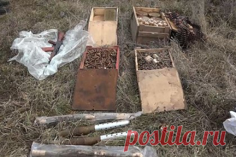 В ЛНР полицейские обнаружили схрон с четырьмя тысячами патронов. В Славяносербском районе Луганской народной республики в одном из разрушенных домов полицейские обнаружили схрон с оружием. В ходе проверки оперативной информации правоохранители нашли и изъяли автомат, гранаты, боевые выстрелы, дымовые шашки, а также более четырех тысяч патронов разного калибра.