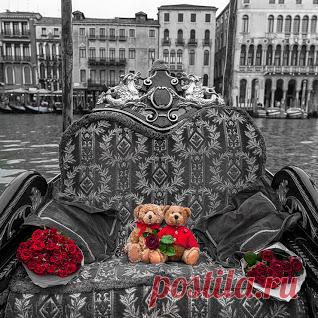 Наталья Калашникова - Google+Не проси рассказать о Париже,
Не найду подходящих я слов...
Соловей о нём тихо насвищет 
Переливом небрежных стихов...
...Я купалась в французской ванили
В том саду, где каштаны цвели...
Расписными лошадками плыли
Облака над седым Тюильри...
О Париж, со времён Бонапарта
Ты второй раз нарушил свой сон,
Когда я, свесив ножки с Монмартра,
Напевала французский шансон!
В ароматных садах Сен-Жермена
Вдруг запел из резного окна
Голос флейты. И тут я взлетела
