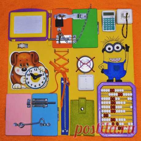 Бизиборды – развивающие доски для детей, которые представляют собой деревянную панель с закрепленными на ее поверхности различными предметами: кнопками, молниями, липучками, звонками, дверными молоточками и т.д. (подробнее о возможных закрепленных элементах ниже). Суть такой панели заключается в том, чтобы ребенок учился развивать моторику пальцев, мышление и логику, и чем больше различных элементов будет закреплено на такой доске, тем более интересна она будет малышу.