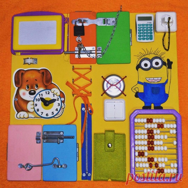 Бизиборды – развивающие доски для детей, которые представляют собой деревянную панель с закрепленными на ее поверхности различными предметами: кнопками, молниями, липучками, звонками, дверными молоточками и т.д. (подробнее о возможных закрепленных элементах ниже). Суть такой панели заключается в том, чтобы ребенок учился развивать моторику пальцев, мышление и логику, и чем больше различных элементов будет закреплено на такой доске, тем более интересна она будет малышу.