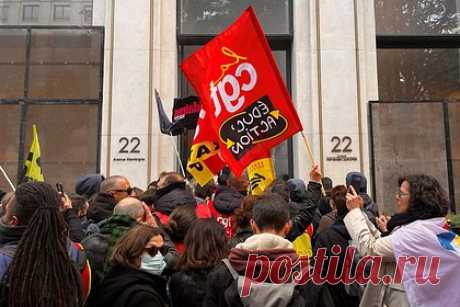 Во Франции протестующие против пенсионной реформы ворвались в главный офис LVMH. Во Франции протестующие против пенсионной реформы ворвались в главный офис группы компаний LVMH Moët Hennessy — Louis Vuitton (LVMH), производящей предметы роскоши под торговыми марками Christian Dior, Louis Vuitton, Givenchy, Guerlain другими. Более ста участников акции были замечены у штаб-квартиры холдинга.