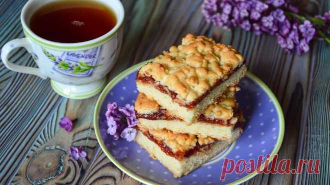Тёртый песочный пирог с вареньем — вкус детства на вашем столе!
Сегодня приготовим что-то очень простое и домашнее — ароматный песочный пирог с вареньем, или, как его ещё называют, тёртый пирог.  
Ингредиенты:
- 420 гр муки
- 2 ч л разрыхлителя
- 180 гр сливочного масла
- 300 гр сахара
- щепотка соли
- 2 яйца
- 300 гр варенья

- размер пирога - 40 на 27 см

Приготовление:
1. В чашу миксера кладём сливочное масло комнатной температуры, щепотку соли и сахар. Взбиваем на высо...