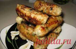 Чудо пальчики из фарша! Закуска, которую обожают мужчины! И это не единственный ее плюс
Ингредиенты:
300 грамм фарша свиного
250 грамм фарша птицы
2 яйца
1 луковица
35 миллилитров кефира
8 грамм соли
1 десертная ложка перца молотого
3 столовые ложки маргарина
3 столовые ложки масла (подсолнечного)
20 грамм муки
Способ приготовления:
1.В миске смешать яйца с фаршем, нарезанным луком, солью, перцем, кефиром.
Фарш вымесить руками.
2.Сформировать из фарша длинненькие колбаски, присыпать мукой и поме