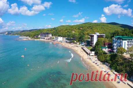 Нашли потрясающий пляж с золотым песком и чистейшей водой в Туапсинском районе Краснодарского края. Делимся находкой | НА СВОИХ ДВОИХ - Алёна И Женя | Яндекс Дзен