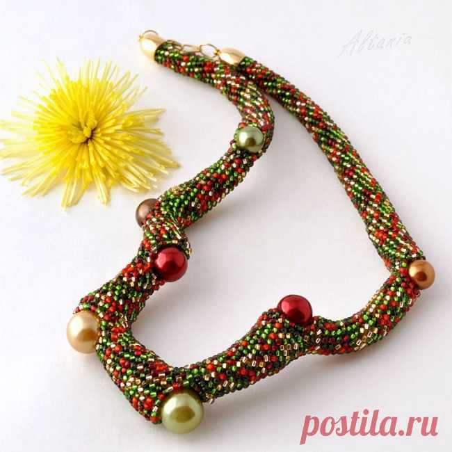 Оригинальный жгут из бисера крючком. Мастер-класс Можно вязать самые разные жгуты, тонкие, толстые в виде гривен, с самыми разными рисунками и цветовыми сочетаниями. Чем толще жгут, тем интереснее рисунок вы сможете сделать. Способов вязания тоже достаточно - полустолбики для тонких вариантов, столбики для толстых, так называемые 