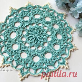 Узор Wispweave по Julia Hart 
У этого салфетки 16 патронов. Некоторые из стежков, используемых являются передний пост двойной вязание крючком (fpdc), задний пост двойной вязание крючком (bpdc), попкорн стежков и picots.
