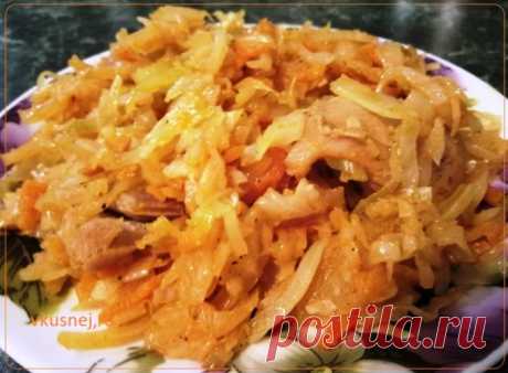 Жареная капуста с мясом на сковороде |