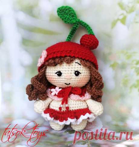 PDF Малышка Вишенка крючком. FREE crochet pattern; Аmigurumi doll patterns. Амигуруми схемы и описания на русском. Вязаные игрушки и поделки своими руками #amimore - маленькая кукла в наряде ягоды вишни, пупс в костюме вишенки, куколка, пупсик, девочка.