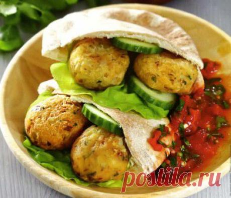 Рецепт как приготовить вкусный гороховый фалафель с томатным соусом
