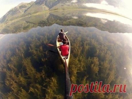 Озеро с кристально чистой водой, Италия.