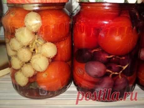 Маринованные помидоры с виноградом