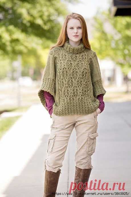 КРАСИВОЕ ПОНЧО CATAMBA RIVER

Для работы вам потребуются:
Пряжа: Universal Yarn Deluxe Chunky (100% шерсть; 100 г/120 м) цвета Lichen – 7 (8, 8) мотков. Спицы: круговые 5.5 мм и 6 мм длиной по 90-100 см.


Дополнительно: вспомогательная спица для кос; маркеры для петель; игла для трикотажа; 4 пуговицы среднего размера.

Плотность вязания:
14 петель x 18 рядов = 10 см лицевой гладью спицами большего размера.
17 петель x 20 рядов = 10 см ажурной резинкой спицами меньшего раз...