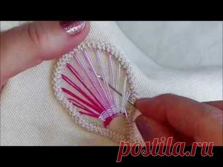 Macramè rumeno: riempimento petalo di un fiore / Romanian point lace: flower's petal filling