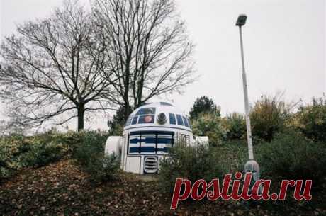 Вентиляцию бункера в Праге превратили в R2D2. Местные власти не будут закрашивать рисунок — теперь он ассоциируется с чешским писателем Чапеком, который изобрёл слово «робот».