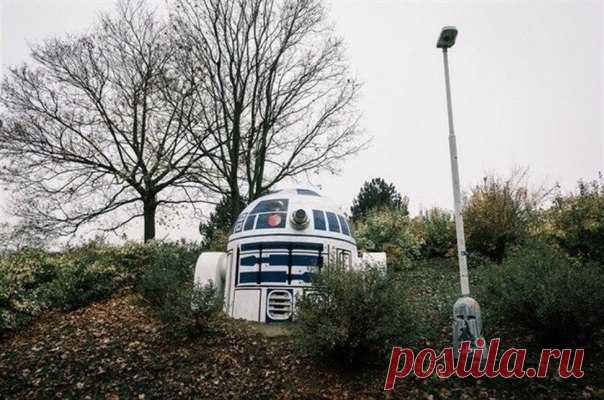 Вентиляцию бункера в Праге превратили в R2D2. Местные власти не будут закрашивать рисунок — теперь он ассоциируется с чешским писателем Чапеком, который изобрёл слово «робот».