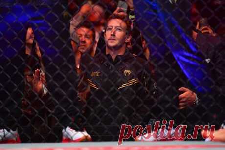 Попавший в неловкую ситуацию на турнире UFC Цукерберг стал героем мемов. В соцсети X (бывшая Twitter) стал популярным ролик с главой корпорации Meta (признана экстремистской организацией и запрещена в России) Марком Цукербергом, попавшим в неловкую ситуацию на турнире Абсолютного бойцовского чемпионата (UFC). Пользователи высмеяли поведение бизнесмена и сделали его героем мемов.