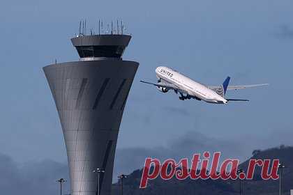 Вылетевшая в Европу стюардесса пронесла на борт спиртное, напилась и попала в больницу