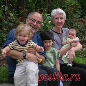 Участие дедушек и бабушек в жизни семьи и воспитании внуков может быть благотворным только в том случае, если всё в порядке в общении между бабушками и дедушками и родителями, то есть их собственными детьми.

Вопрос, могут ли вмешиваться дедушки и бабушки в воспитание своих внуков, достаточно общий, и существует множество самых разных случаев, которые необходимо сравнить между собой, чтобы грамотно на него ответить.