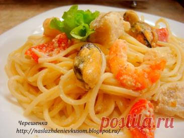 Спагетти с креветками, мидиями и рыбой в сливочном соусе Спагетти с креветками, мидиями и рыбой в сливочном соусе - это легкое и ароматное блюдо, которое согреет в холодное время года. Морепродукты в сочетании с нежным сливочным соусом создают изысканный вкус. Это блюдо идеально подходит для тех, кто хочет насладиться вкусной пастой без лишних калорий.