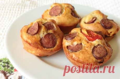 Маффины с помидорами и сосисками
