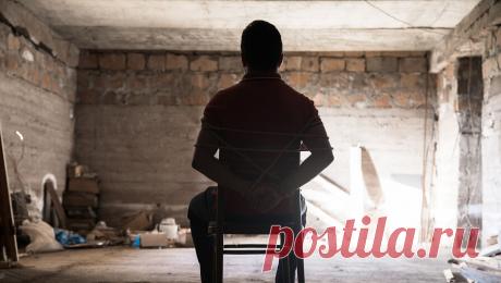 Двое мужчин удерживали петербуржца в квартире и требовали вернуть несуществующий долг. В Петербурге задержали вымогателей, которые удерживали в квартире мужчину и угрожали ему физическим устранением, сообщили в пресс-службе вневедомственной охраны по Петербургу и Ленобласти. Накануне в полицию поступила информация о том, ...