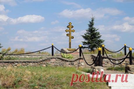 Склеп А. С. Юрьевича - Исторические места и памятники Саратовской области Между селами Белгаза и Старая Лопуховка есть уникальный памятник – склеп с прахом последнего помещика Старой Лопуховки – А.С. Юрьевича