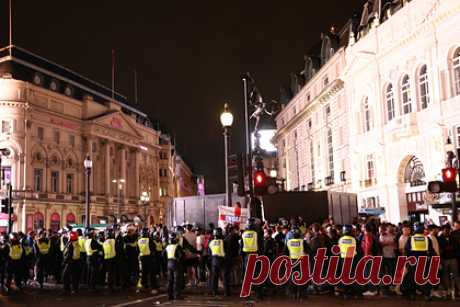 Футбольная ассоциация Англии осудила расистские нападки на футболистов сборной. Футбольная ассоциация Англии (FA) осудила болельщиков за расистские нападки в соцсетях на футболистов национальной сборной. В Twitter представители ассоциации заявили, что возмущены тем, что некоторые из игроков сборной, которые изо всех сил боролись за место в команде, после игры подверглись дискриминации.