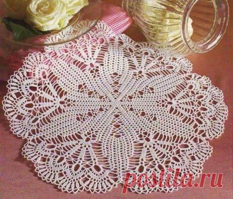 Вяжем нежную салфеточку крючком