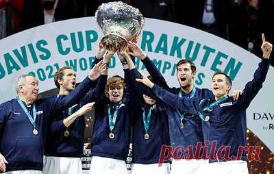 Федерация тенниса России признала мужскую и женскую сборные лучшими командами 2021 года. В 2021 году россияне выиграли золотую и две серебряные медали Олимпиады, Кубок Билли Джин Кинг и Кубок Дэвиса