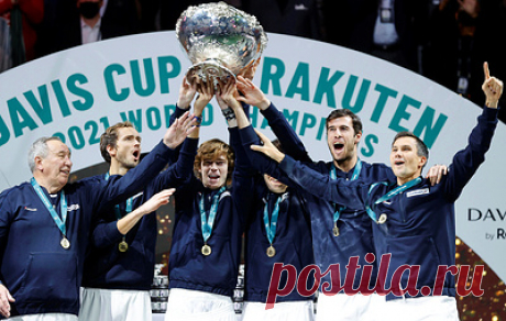 Федерация тенниса России признала мужскую и женскую сборные лучшими командами 2021 года. В 2021 году россияне выиграли золотую и две серебряные медали Олимпиады, Кубок Билли Джин Кинг и Кубок Дэвиса