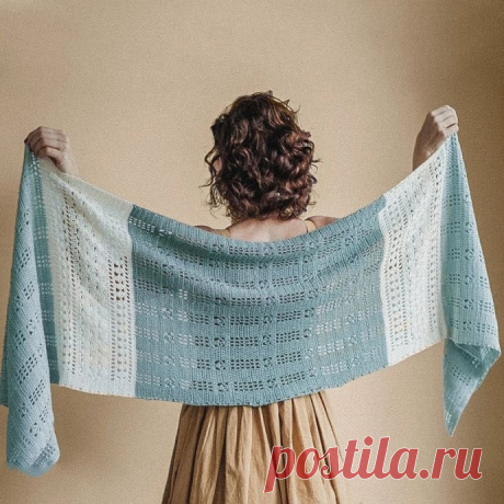 Двухцветный ажурный палантин крючком. Схема. / knittingideas.ru