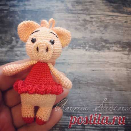 PDF Свинка в платье. FREE amigurumi crochet pattern. Бесплатный мастер-класс, схема и описание для вязания игрушки амигуруми крючком. Вяжем игрушки своими руками! Свинка, поросенок, pig, piglet, piggy, свинья, поросёнок, schwein, porco. #амигуруми #amigurumi #amigurumidoll #amigurumipattern #freepattern #freecrochetpatterns #crochetpattern #crochetdoll #crochettutorial #patternsforcrochet #вязание #вязаниекрючком #handmadedoll #рукоделие #ручнаяработа #pattern #tutorial #häkeln #amigurumis