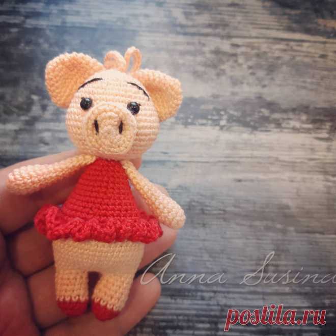 PDF Свинка в платье. FREE amigurumi crochet pattern. Бесплатный мастер-класс, схема и описание для вязания игрушки амигуруми крючком. Вяжем игрушки своими руками! Свинка, поросенок, pig, piglet, piggy, свинья, поросёнок, schwein, porco. #амигуруми #amigurumi #amigurumidoll #amigurumipattern #freepattern #freecrochetpatterns #crochetpattern #crochetdoll #crochettutorial #patternsforcrochet #вязание #вязаниекрючком #handmadedoll #рукоделие #ручнаяработа #pattern #tutorial #häkeln #amigurumis