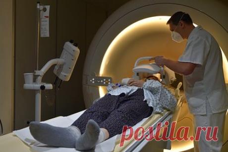 Доктор Мясников оценил эффективность популярного метода исследования. Врач и телеведущий Александр Мясников оценил оценил эффективность магнитно-резонансной томография (МРТ) при болях в спине. В своем Telegram-канале он заявил, что этот популярный метод исследования не дает полезной для лечения недуга информации. Доктор предупредил, что делать МРТ без рекомендаций врача противопоказано.