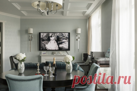 В поиске стилистики заказчики вместе с архитекторами остановились на американской версии современной классики: так в интерьерах появились портал камина, потолки-кессоны, натуральные фактуры и материалы. Houzz тур: Квартира в оттенках петербургского пейзажа »