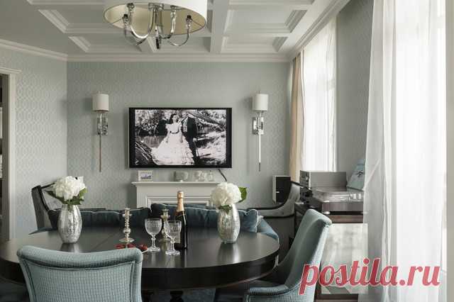 В поиске стилистики заказчики вместе с архитекторами остановились на американской версии современной классики: так в интерьерах появились портал камина, потолки-кессоны, натуральные фактуры и материалы. Houzz тур: Квартира в оттенках петербургского пейзажа »