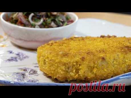 Сочная рубленая котлета из курицы и быстрая закуска из лука, зелени и томатов