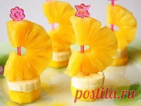 Ананасный парусник) 

Понадобится парочка бананов + ананасы.