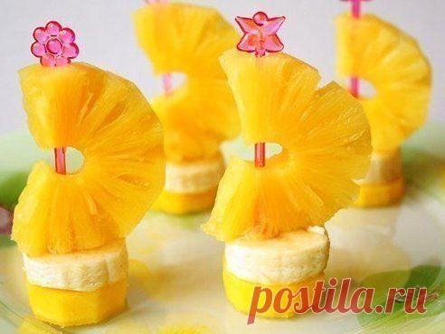 Ананасный парусник) 

Понадобится парочка бананов + ананасы.