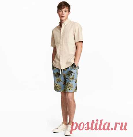Мечтаете о солнечном лете? Заветным желаниям свойственно сбываться! Подготовьтесь к тёплому сезону, добавив в свой гардероб стильные шорты с актуальными тропическими принтами. #HMMan #HMFavourites