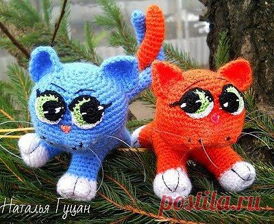 Мастер-класс по вязанию кошачьей парочки от Натальи Гуцан. Для игрушки понадобится акриловая пряжа, крючок, холлофайбер, леска и немного тонкой пряжи для глазок. 
Предлагаю вам связать вот таких симпатичных котят!
Нам потребуется :
- пряжа основного цвета ( у меня остатки акрила ,клубочек размером с небольшую апельсинку 350м/100г);
- немного белой пряжи на лапки;
- немного тонкой пряжи белого, черного и салатовых цветов на глазки ( у меня МАXI );
- немного тонкой пряжи розового и красного ц