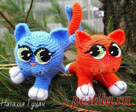 Мастер-класс по вязанию кошачьей парочки от Натальи Гуцан. Для игрушки понадобится акриловая пряжа, крючок, холлофайбер, леска и немного тонкой пряжи для глазок. 
Предлагаю вам связать вот таких симпатичных котят!
Нам потребуется :
- пряжа основного цвета ( у меня остатки акрила ,клубочек размером с небольшую апельсинку 350м/100г);
- немного белой пряжи на лапки;
- немного тонкой пряжи белого, черного и салатовых цветов на глазки ( у меня МАXI );
- немного тонкой пряжи розового и красного ц