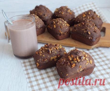 Ингредиенты:

Шоколадный напиток или какао-порошок — 100 г
Масло сливочное — 180 г
Яйца — 3 шт.
Сахар — 100 г
Мука пшеничная — 250 г
Орех грецкий — 2-3 ст. л.
Сода — 0,5 ч. л.

Приготовление:

1. Растопите сливочное масло до состояния эмульсии, т.е. слегка. Добавьте яйца и сахар. Взбейте.
2. Добавьте шоколадный напиток или какао-порошок, размешайте.
3. Всыпьте муку и соду. Перемешайте с помощью миксера. Тесто готово. Включите духовку на 180ºC.
4. Форму для кексов смажьте м...