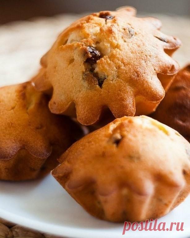 Нежные кексы с изюмом. Нежные кексы с изюмом.
Всего за 30 минут.

Привет, вчера испекла очень-очень нежные кексики из того, что было под рукой. Очень вкусно и красиво. Тесто получается довольно нежным и высоким из за большого количевства разрыxлителья. Даже я не смогла устоять перед аротамтом. У меня до сиx пор стоит аротмат ванилья дома. 

Ингредиенты и способ приготовления смотрите на нашем сайте http://goldenrecipes.ru/nezhnye-keksy-s-izyumom-vsego-za-30-minut/