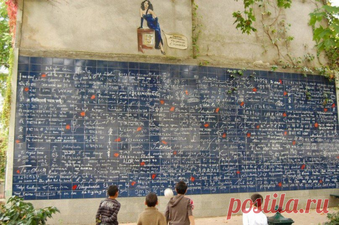 Стена Монмартр в Париже. Здесь слова я люблю тебя написаны на 311 языках мира