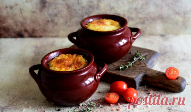 Курица в горшочках с помидорами и сыром